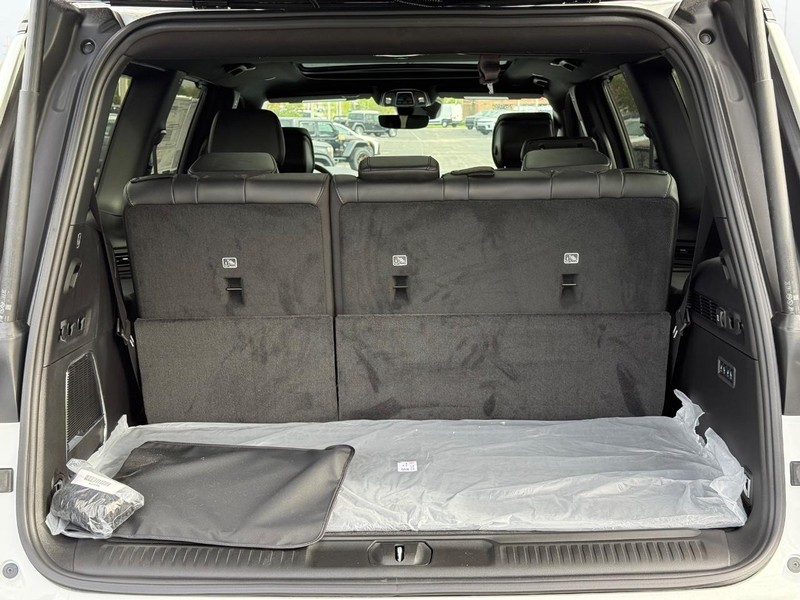 Jeep Grand Wagoneer Vehicle Full-screen Gallery Image 7