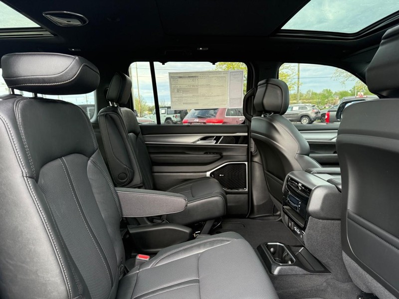 Jeep Grand Wagoneer Vehicle Full-screen Gallery Image 12