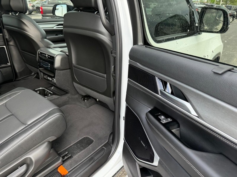 Jeep Grand Wagoneer Vehicle Full-screen Gallery Image 13