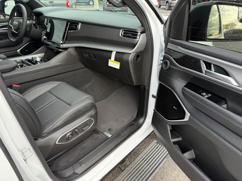 Jeep Grand Wagoneer Vehicle Full-screen Gallery Image 18