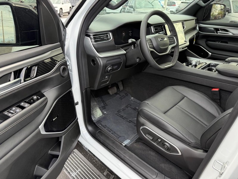 Jeep Grand Wagoneer Vehicle Full-screen Gallery Image 20