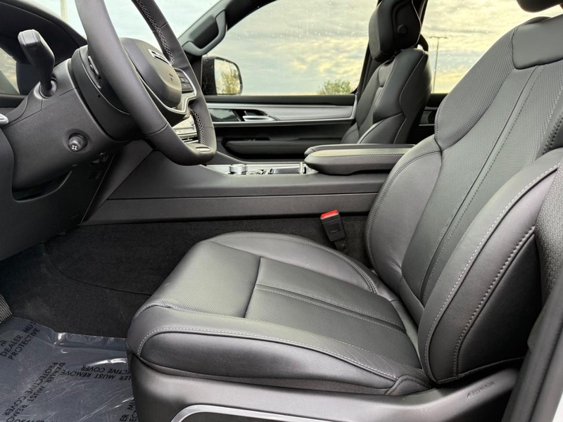 Jeep Grand Wagoneer Vehicle Full-screen Gallery Image 21