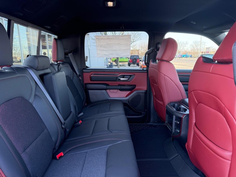 Ram 1500 Vehicle Full-screen Gallery Image 11