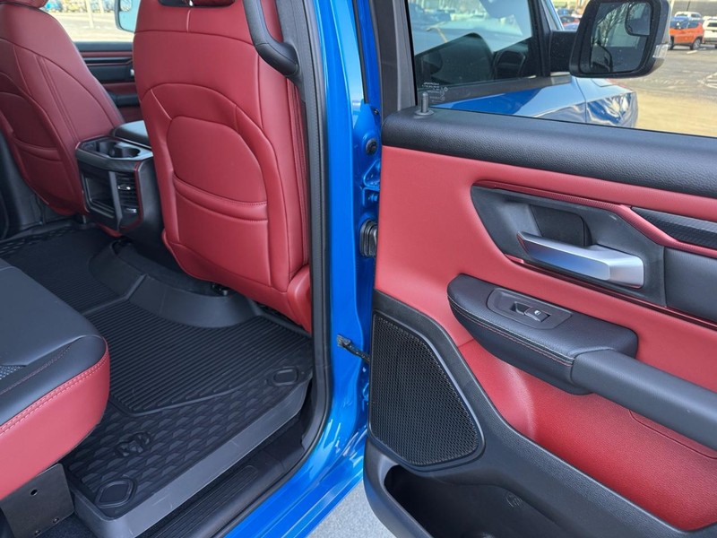 Ram 1500 Vehicle Full-screen Gallery Image 12