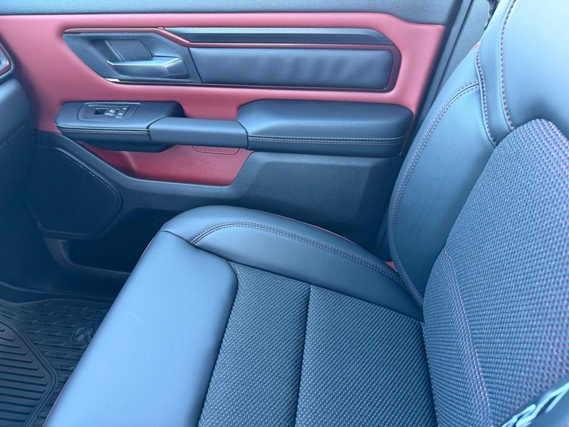 Ram 1500 Vehicle Full-screen Gallery Image 26