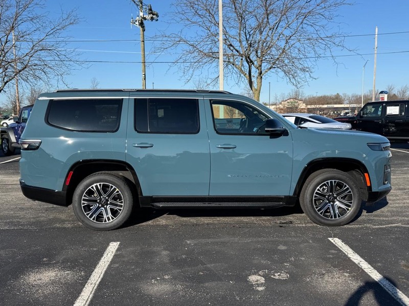 Jeep Grand Wagoneer Vehicle Full-screen Gallery Image 2