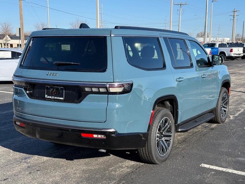 Jeep Grand Wagoneer Vehicle Full-screen Gallery Image 3