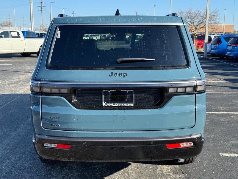 Jeep Grand Wagoneer Vehicle Full-screen Gallery Image 4