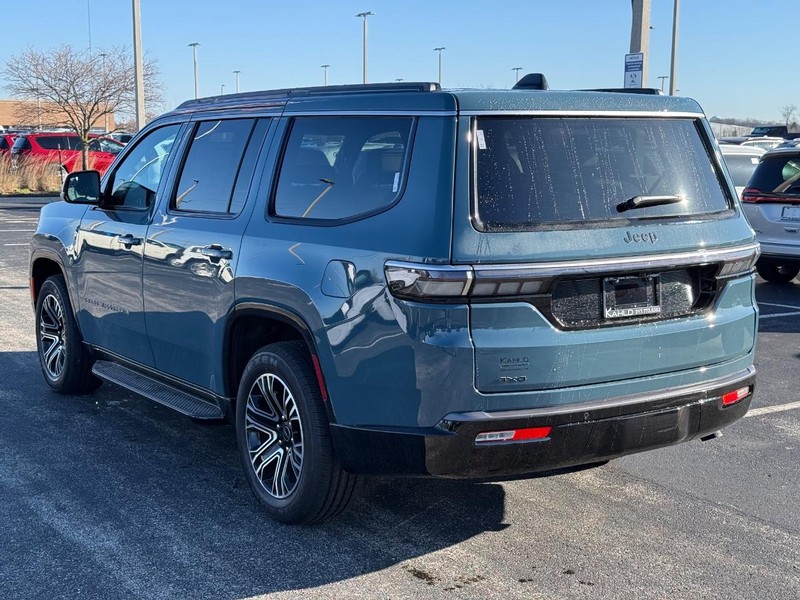 Jeep Grand Wagoneer Vehicle Full-screen Gallery Image 5