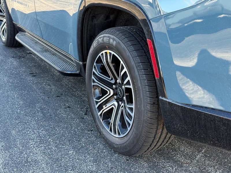 Jeep Grand Wagoneer Vehicle Full-screen Gallery Image 6