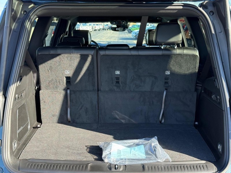 Jeep Grand Wagoneer Vehicle Full-screen Gallery Image 7