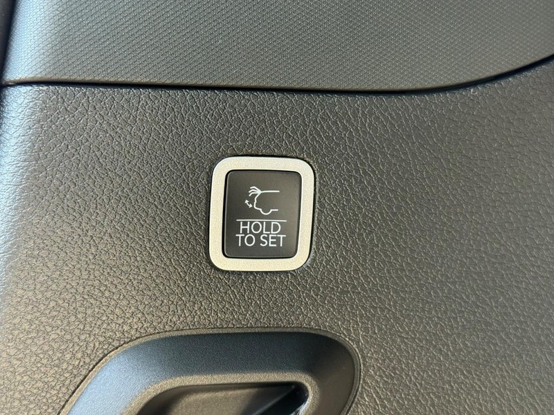 Jeep Grand Wagoneer Vehicle Full-screen Gallery Image 8