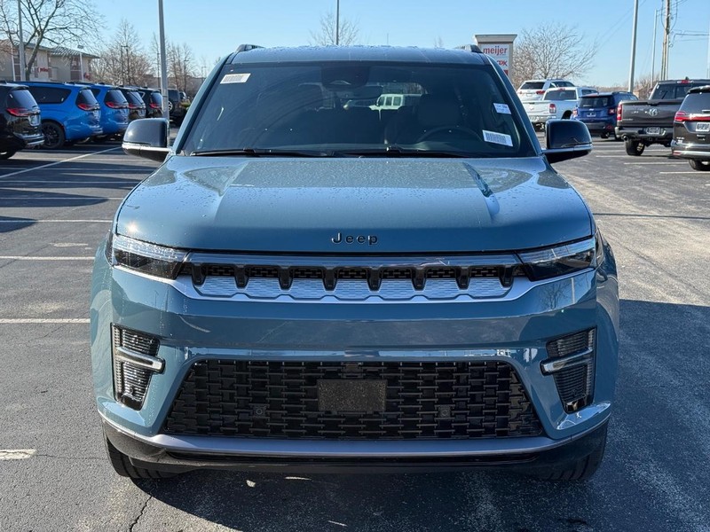 Jeep Grand Wagoneer Vehicle Full-screen Gallery Image 10