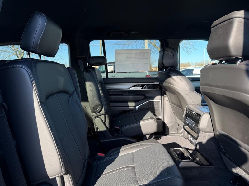 Jeep Grand Wagoneer Vehicle Full-screen Gallery Image 11