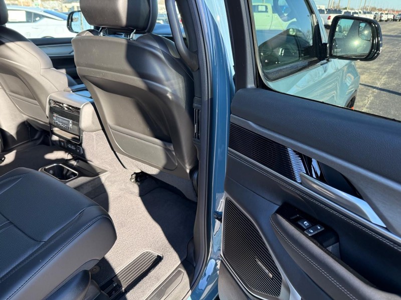 Jeep Grand Wagoneer Vehicle Full-screen Gallery Image 12