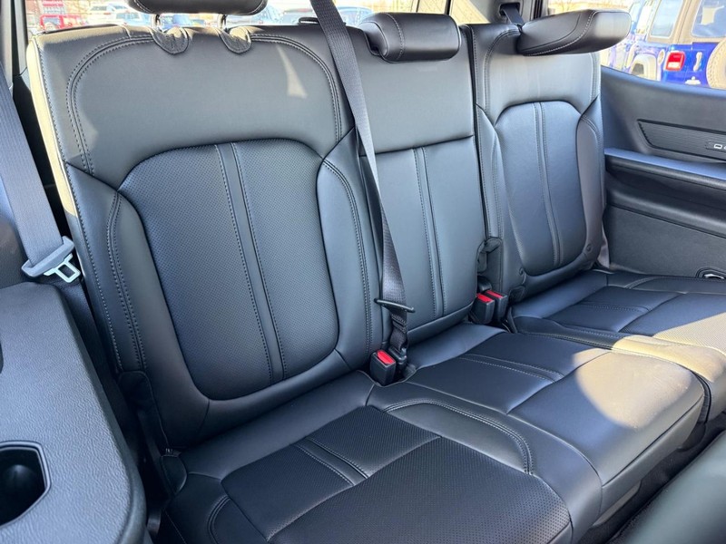 Jeep Grand Wagoneer Vehicle Full-screen Gallery Image 13