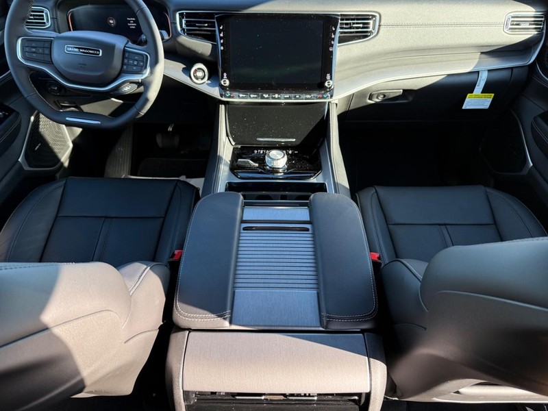 Jeep Grand Wagoneer Vehicle Full-screen Gallery Image 14