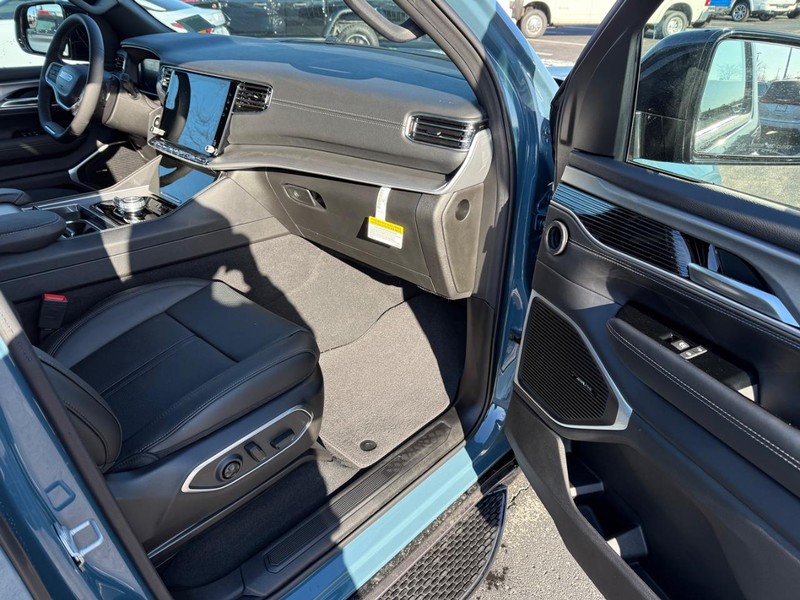 Jeep Grand Wagoneer Vehicle Full-screen Gallery Image 16