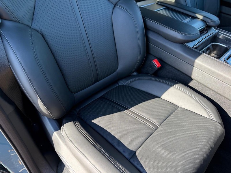 Jeep Grand Wagoneer Vehicle Full-screen Gallery Image 17