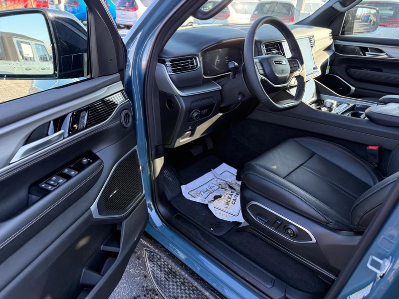 Jeep Grand Wagoneer Vehicle Full-screen Gallery Image 18