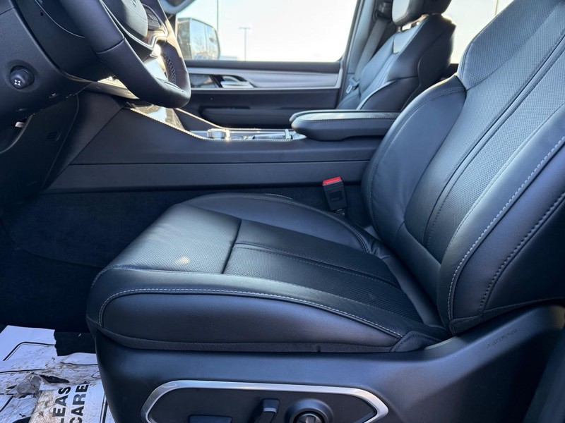 Jeep Grand Wagoneer Vehicle Full-screen Gallery Image 19