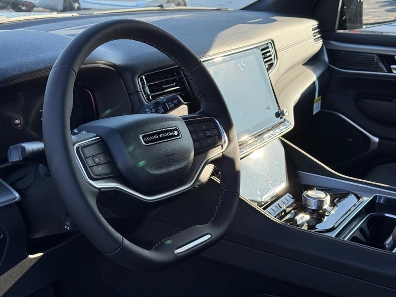 Jeep Grand Wagoneer Vehicle Full-screen Gallery Image 20