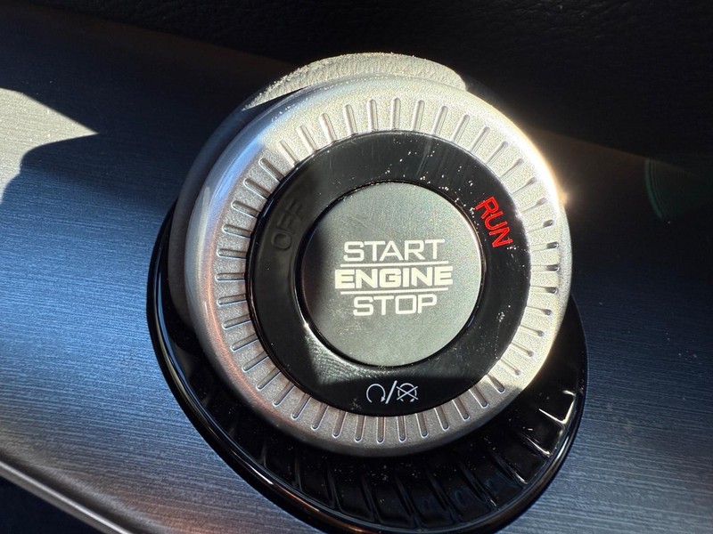 Jeep Grand Wagoneer Vehicle Full-screen Gallery Image 23