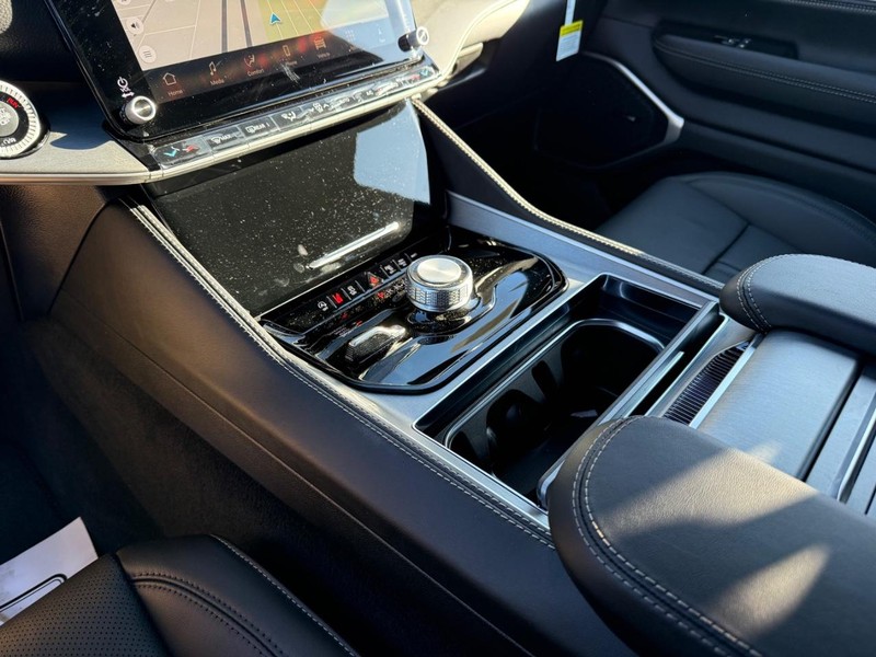 Jeep Grand Wagoneer Vehicle Full-screen Gallery Image 26