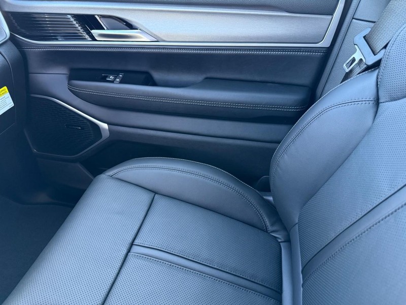 Jeep Grand Wagoneer Vehicle Full-screen Gallery Image 27