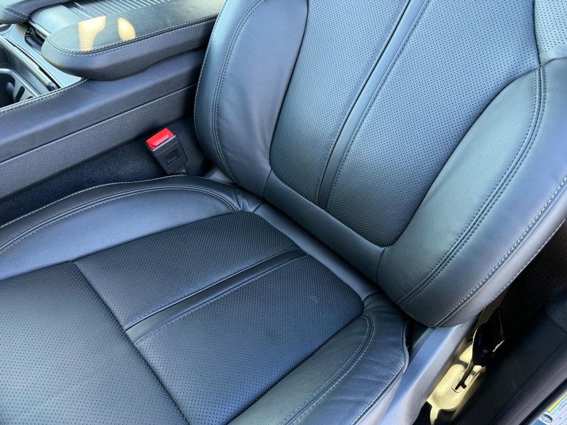 Jeep Grand Wagoneer Vehicle Full-screen Gallery Image 30