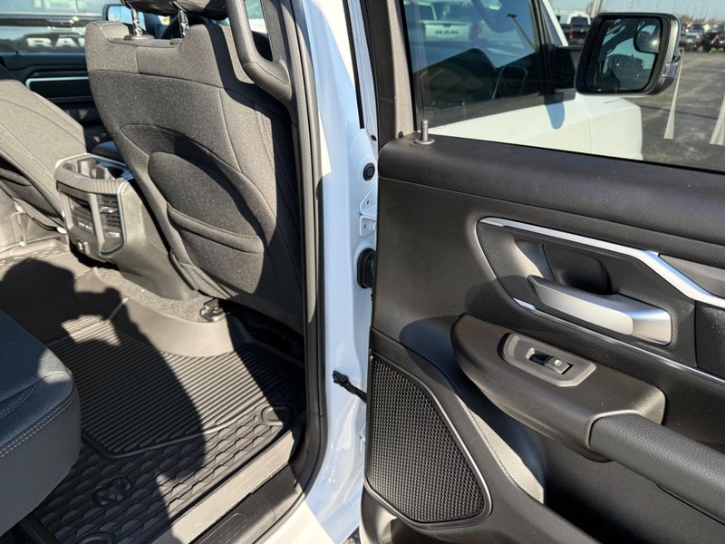 Ram 1500 Vehicle Full-screen Gallery Image 11