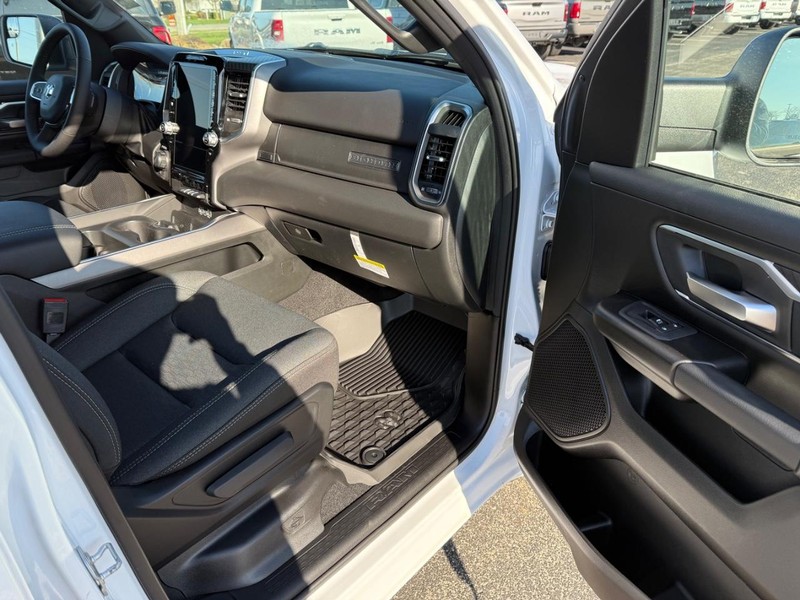 Ram 1500 Vehicle Full-screen Gallery Image 14