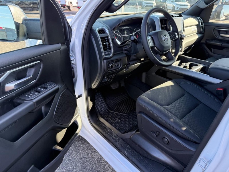 Ram 1500 Vehicle Full-screen Gallery Image 16