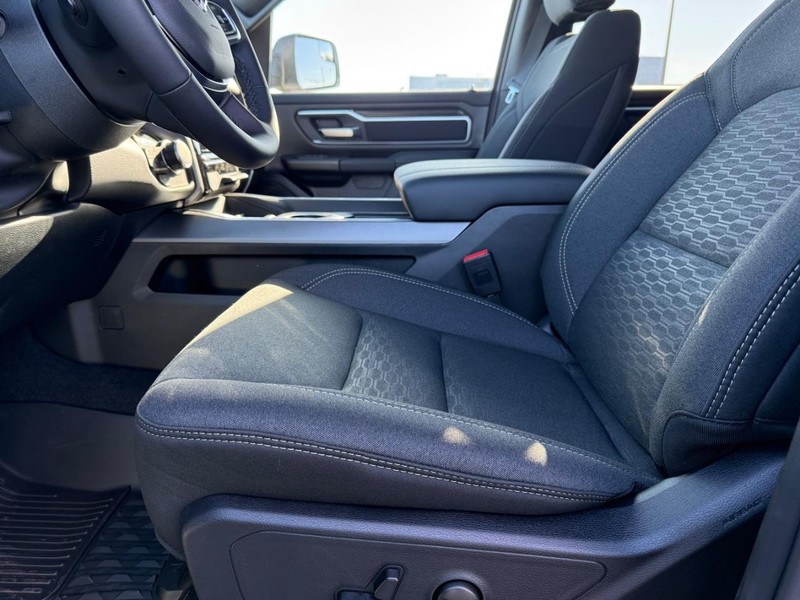 Ram 1500 Vehicle Full-screen Gallery Image 17
