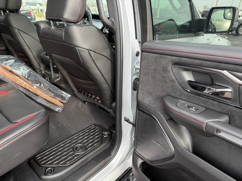 Ram 1500 Vehicle Full-screen Gallery Image 12
