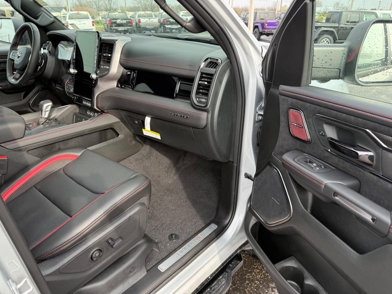 Ram 1500 Vehicle Full-screen Gallery Image 16