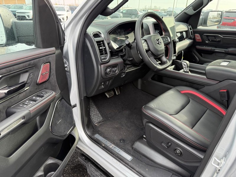 Ram 1500 Vehicle Full-screen Gallery Image 18