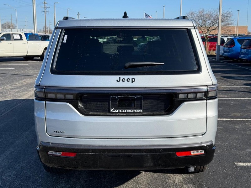 Jeep Grand Wagoneer Vehicle Full-screen Gallery Image 4