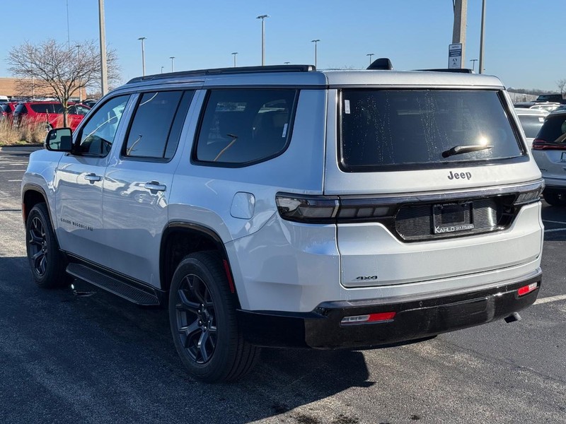 Jeep Grand Wagoneer Vehicle Full-screen Gallery Image 5