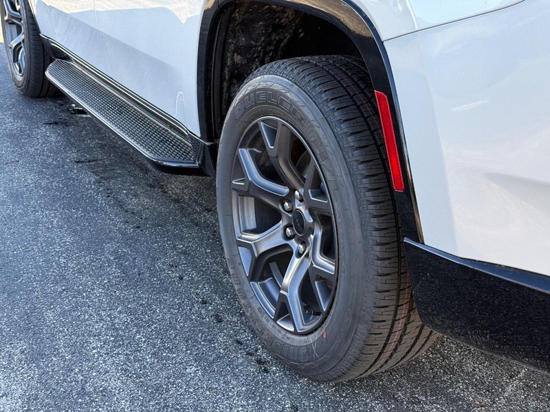 Jeep Grand Wagoneer Vehicle Full-screen Gallery Image 6