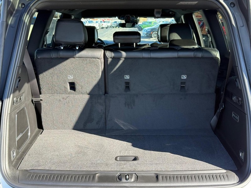 Jeep Grand Wagoneer Vehicle Full-screen Gallery Image 7