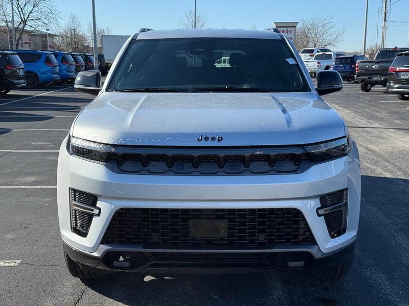 Jeep Grand Wagoneer Vehicle Full-screen Gallery Image 10