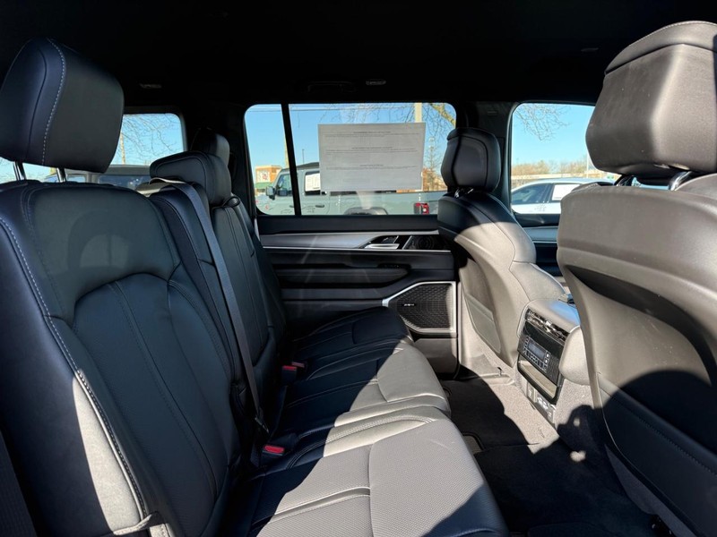 Jeep Grand Wagoneer Vehicle Full-screen Gallery Image 11