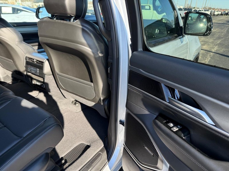 Jeep Grand Wagoneer Vehicle Full-screen Gallery Image 12