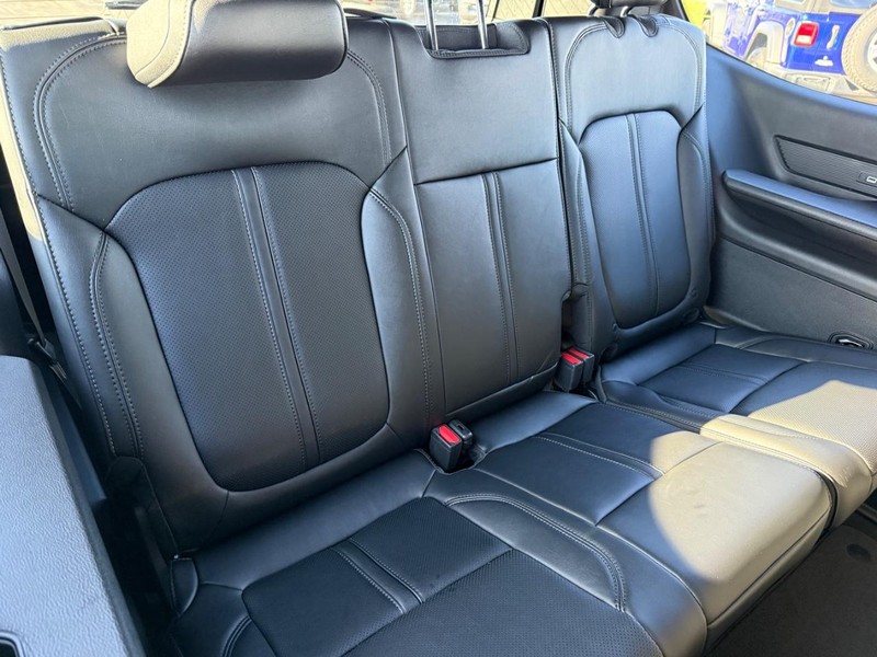 Jeep Grand Wagoneer Vehicle Full-screen Gallery Image 13