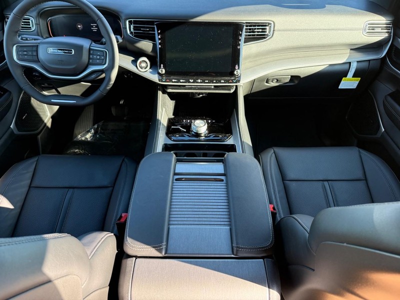 Jeep Grand Wagoneer Vehicle Full-screen Gallery Image 14