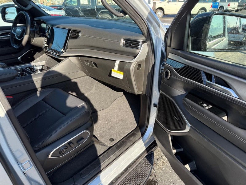 Jeep Grand Wagoneer Vehicle Full-screen Gallery Image 16