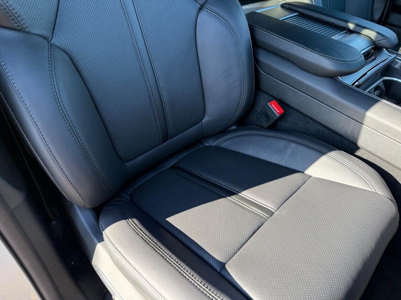 Jeep Grand Wagoneer Vehicle Full-screen Gallery Image 17