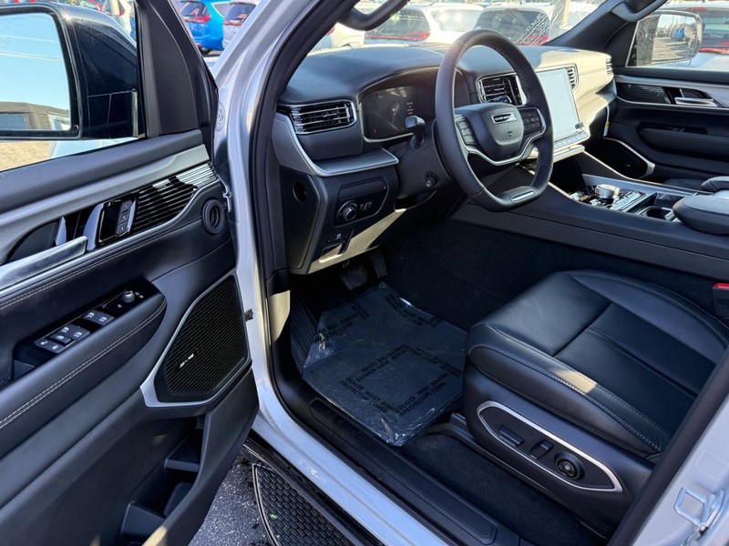 Jeep Grand Wagoneer Vehicle Full-screen Gallery Image 18