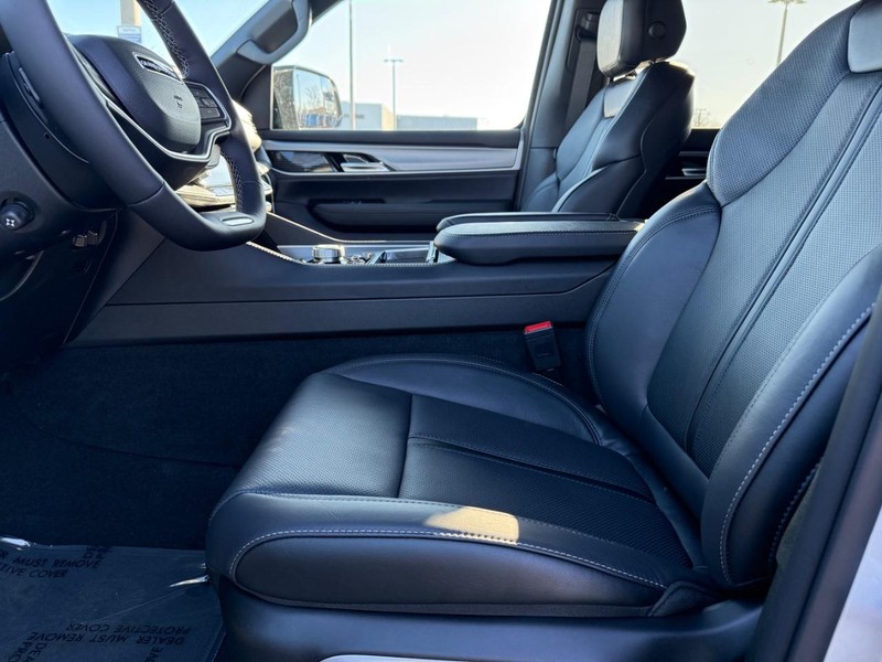 Jeep Grand Wagoneer Vehicle Full-screen Gallery Image 19